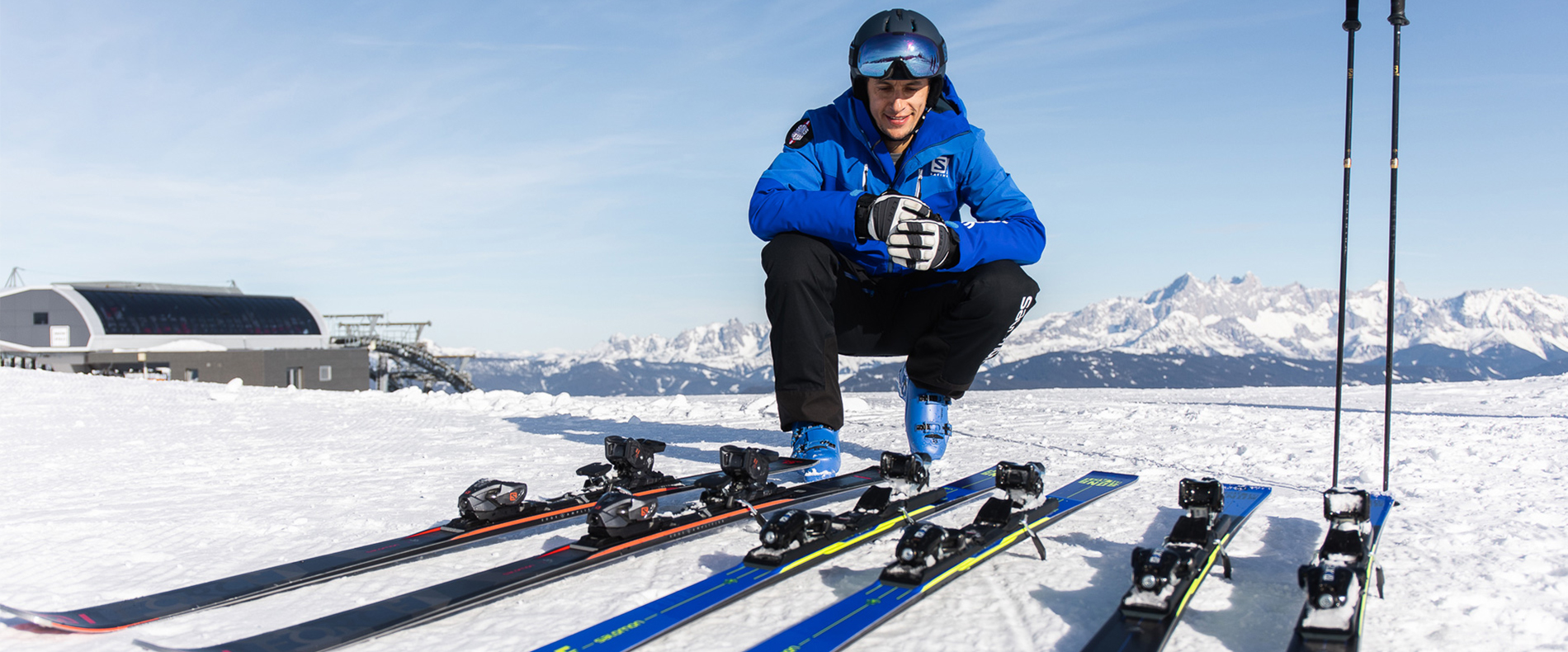 Skifahrer bereitet seine Skier vor.