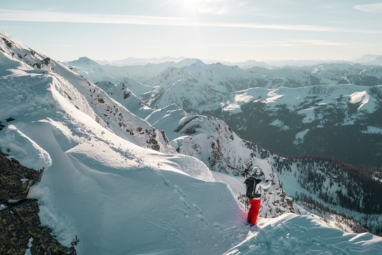 Skifahrerin inmitten eines atemberaubenden Bergpanorama.