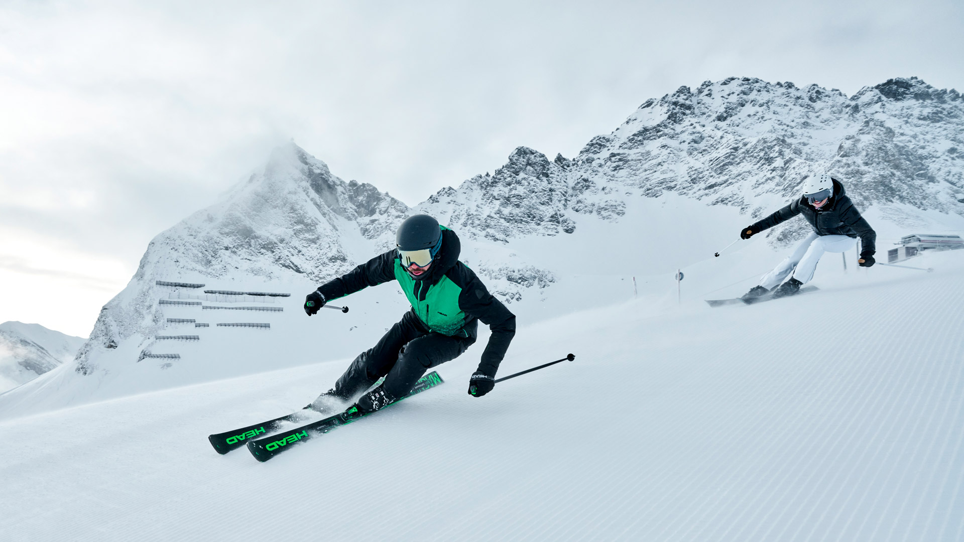 Twee skiërs aan het carven