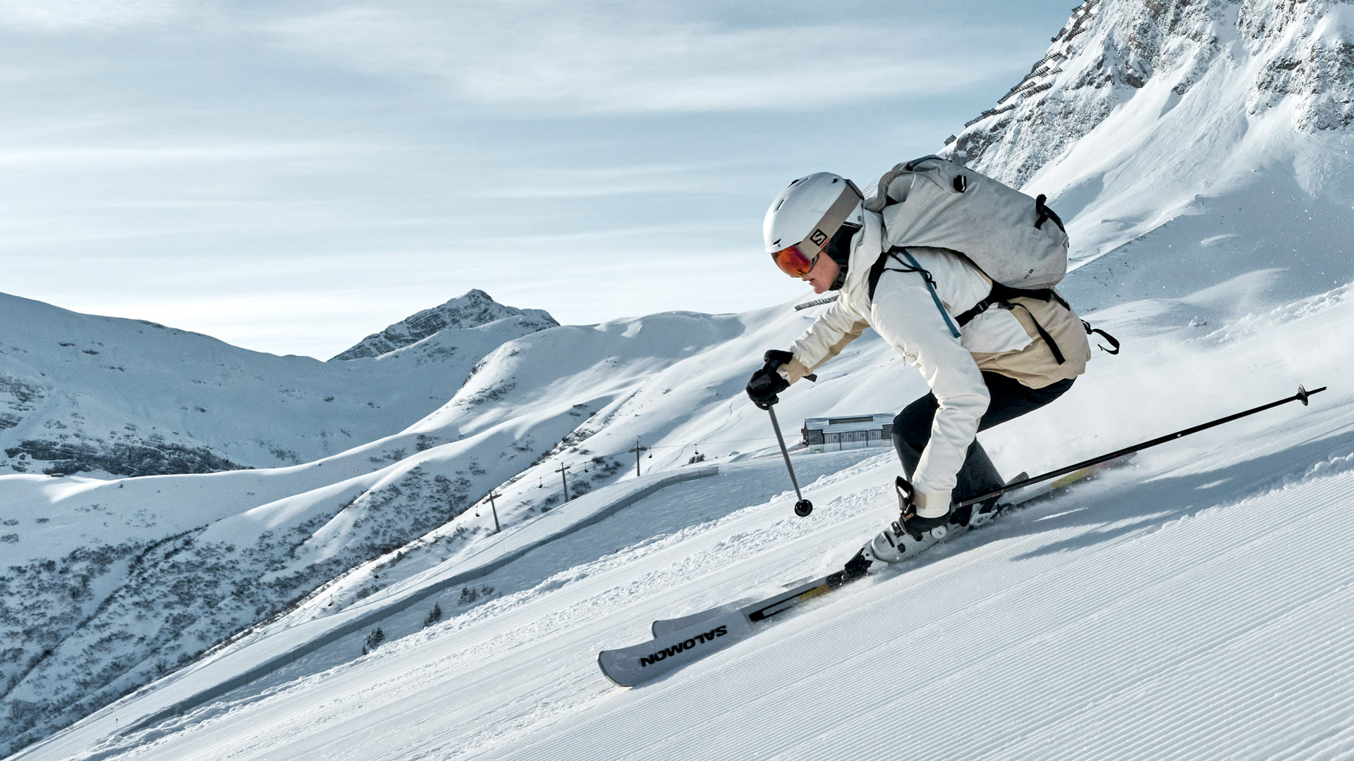 Vrouw met witte jas tijdens het skiën