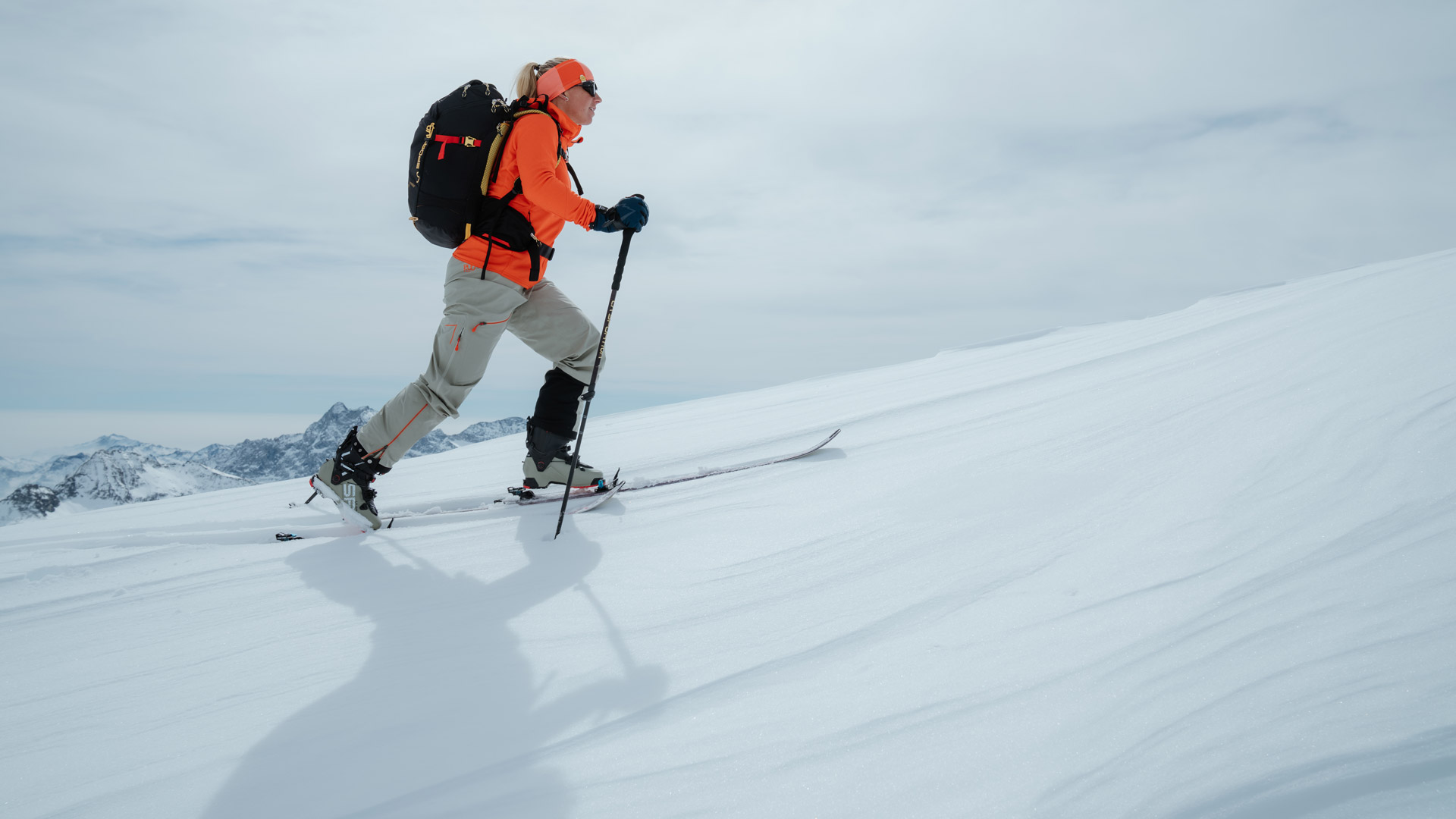 Dame beim Skitouren gehen