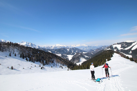 Zwei Skitourengeher auf der Schwarzkogel Tour.