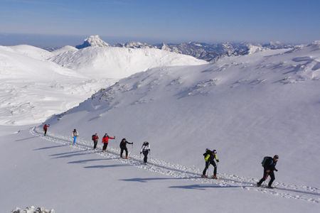 Eine Gruppe Skitourengeher auf dem Weg zur Riederhütten.