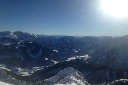 Zu sehen ist der Ausblick, wenn man nach einer anstrengend Skitour den Gipfel des Kleinen Priels erreicht.