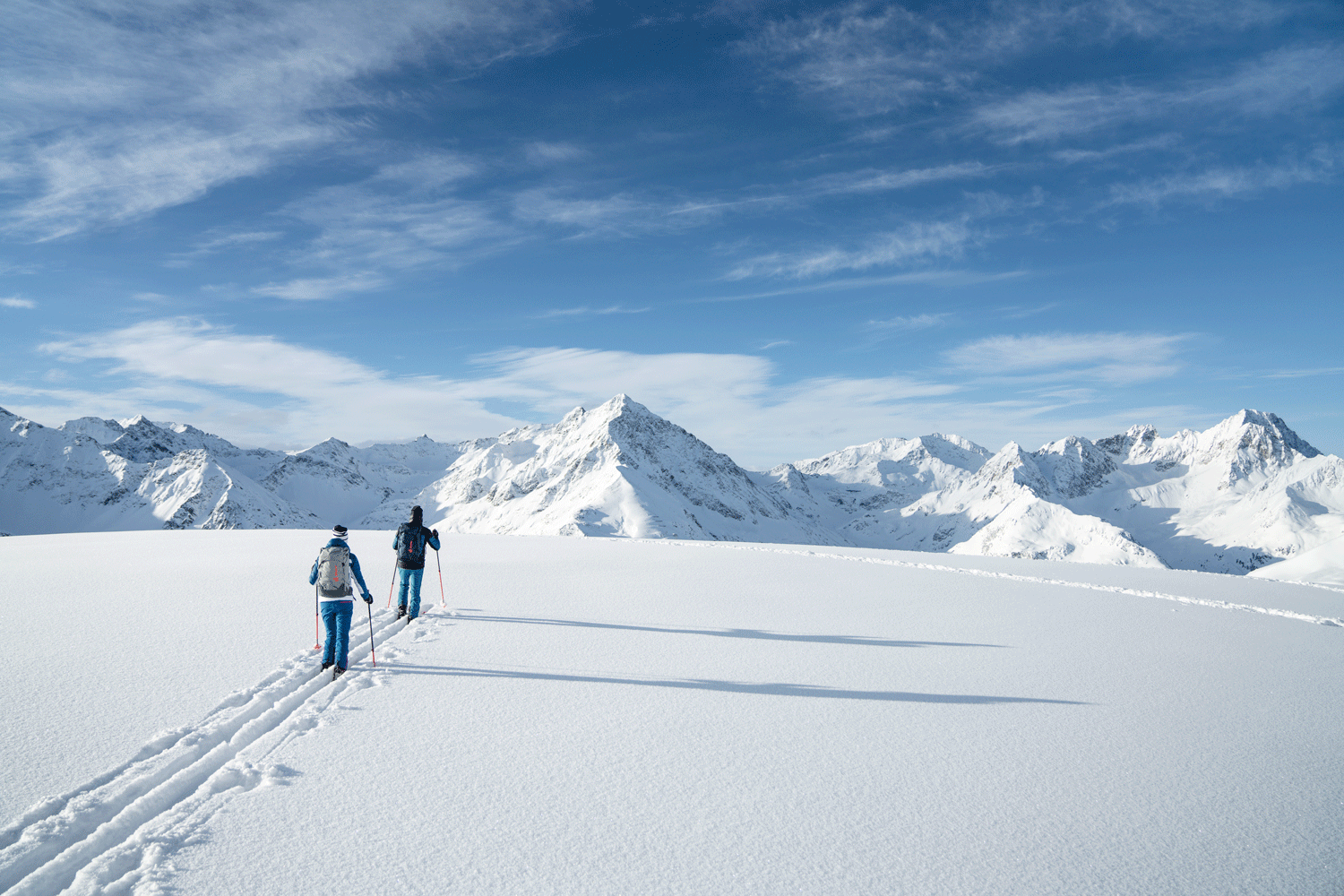 Paar beim Skitouren gehen