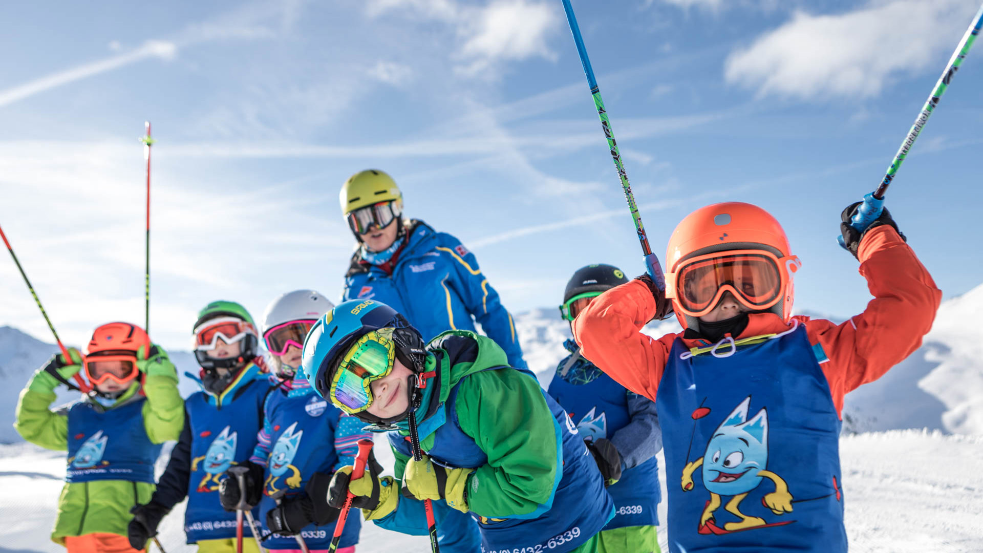 Eine Gruppe von Kindern eines Skikurses macht Halt auf der Piste.