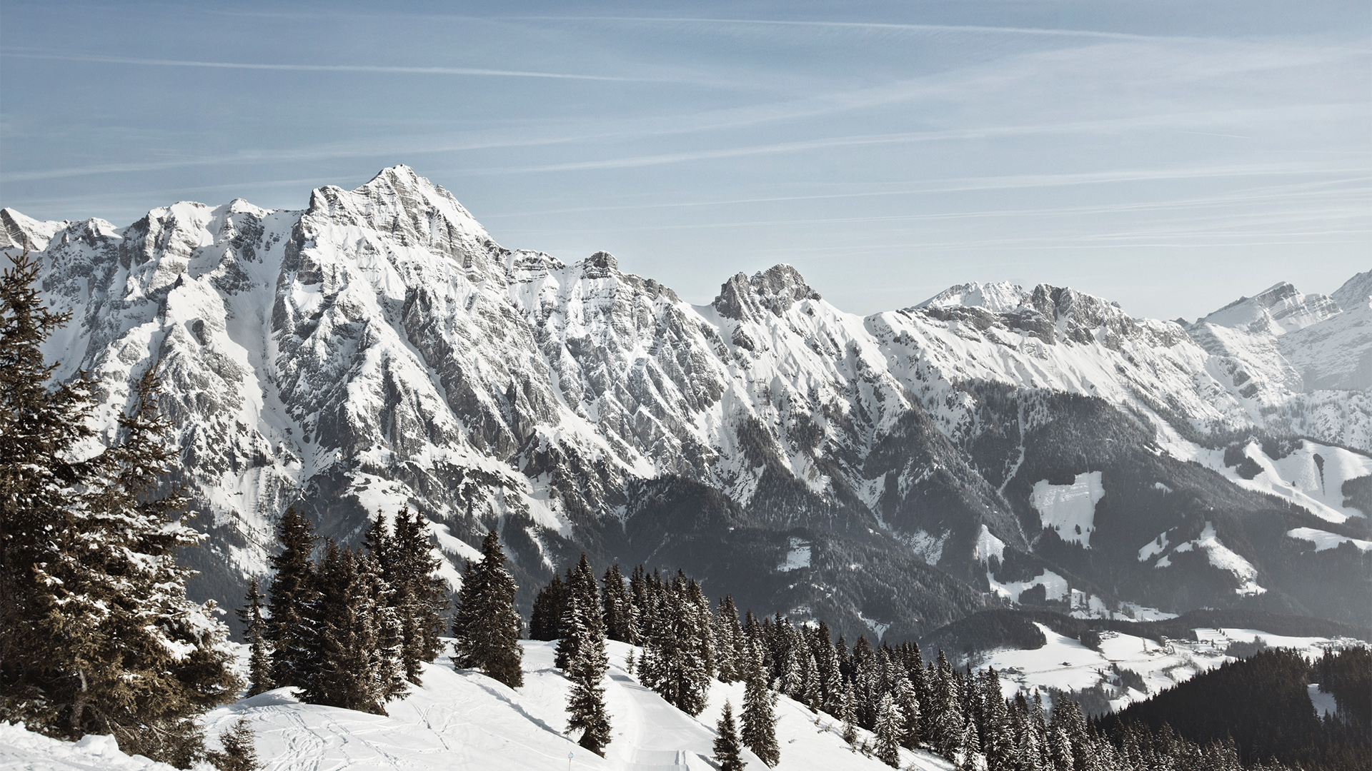 Eine schneebedeckte Landschaft, mit vereinzelten Skispuren im Schnee.